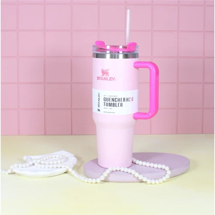 استنلی تامبلر 1.18 لیتری صورتی پودری با دسته سرخابی