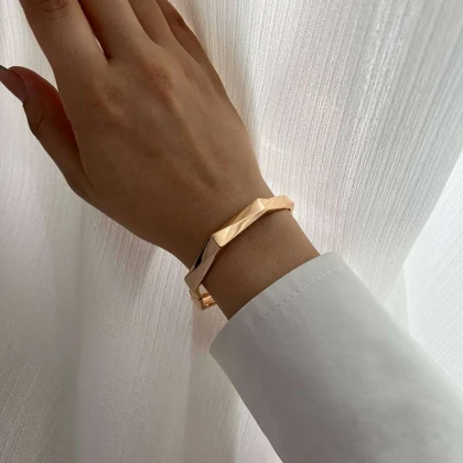 دستبند زنانه بنگل با طرح چند ضلعی زیبا و رنگ طلایی