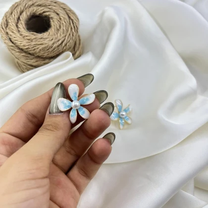 گوشواره زنانه مدل شبنم طرح گل میناکاری مرواریدی آبی و سفید