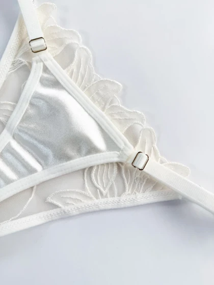 ست شورت و سوتین فنر دار تور و دانتل طرح برگ وسط قلب سفید