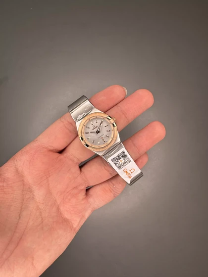 ساعت مچی امگا کانستلیشن بند سیلور رزگلد صفحه سفید Omega Constellation