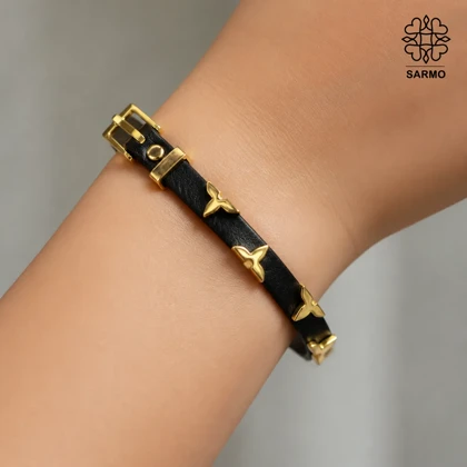 دستبند چرمی مشکی نگین طلایی کد 509428066-58