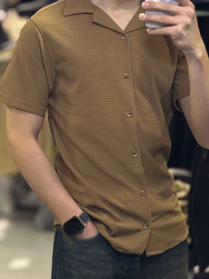 پیراهن آستین کوتاه قهوه ای یقه انگلیسی پارچه بیسکوییتی-چین