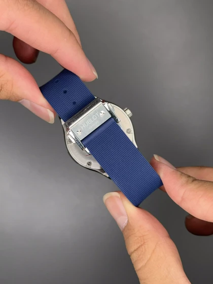 ساعت مچی اوبلو بند سرمه ای قاب سیلور فول نگین Hublot Classic Fusion