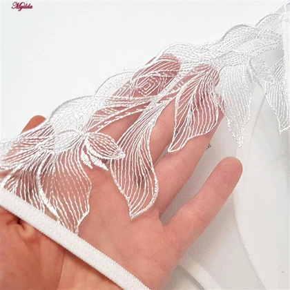 ست شورت و سوتین زنانه مدل فنردار سفید برتا کد 5108-4032-W به همراه نگهدارنده جوراب