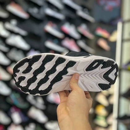 کفش راحتی مردانه و زنانه هوکا کلیفتون Clifton مشکی زیر سفید