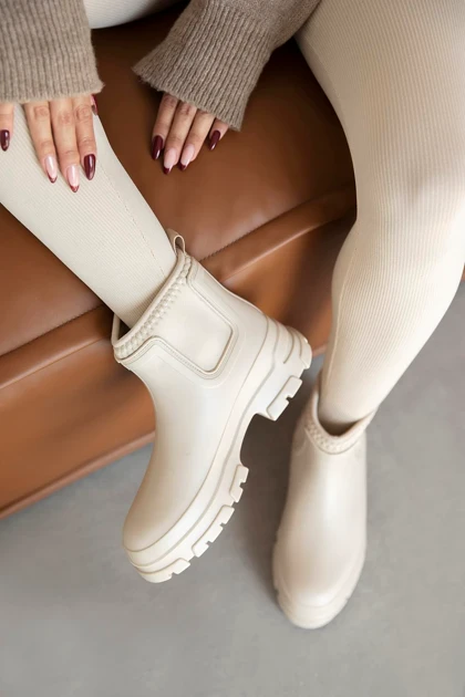 بوت و نیم بوت زنانه استراسونس straswans