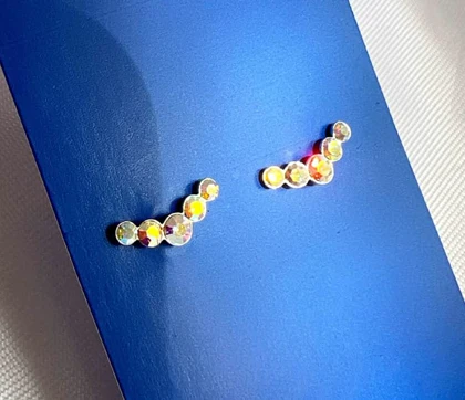 گوشواره میخی مدل کراس (لاله گوش) با 5 نگین هفت‌رنگ