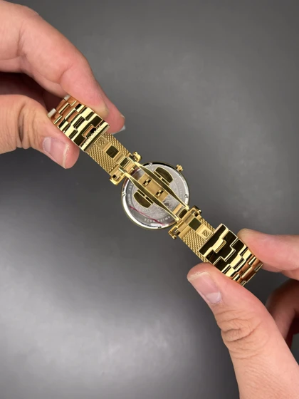 ساعت مچی ورساچه بند حصیری طلایی صفحه مشکی Versace