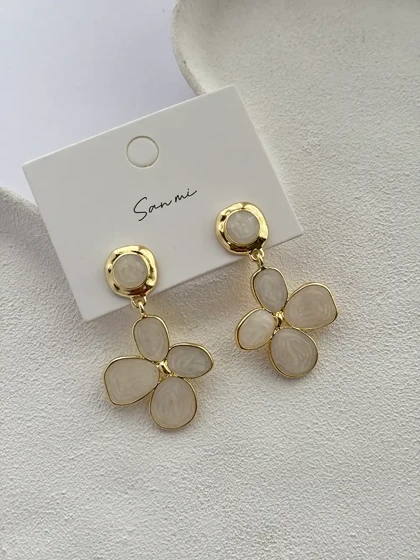 گوشواره گل سفید صدفی