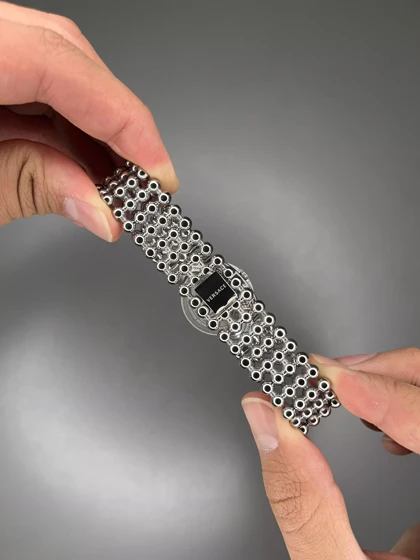 ساعت مچی ورساچه قاب چرخشی بند سیلور صفحه مشکی Versace