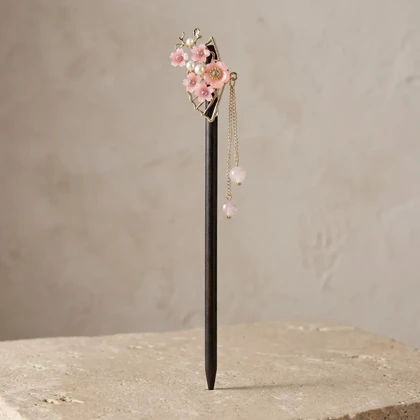 کانزاشی مو زنانه چوبی با طرح گل‌های صورتی و آویز ظریف مدل رزلیا