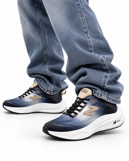 کفش کتانی رانینگ مردانه نیوبالانس زیره بست سرمه ای سفید New BALANCE