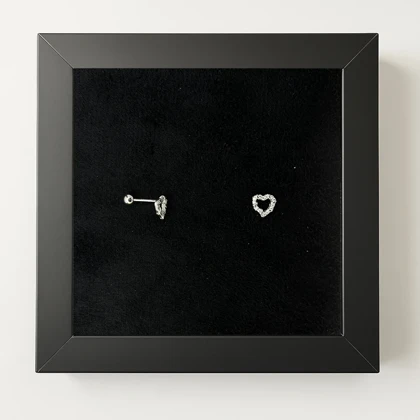 پیرسینگ نقره گوش طرح قلب نگین‌دار (جفت)