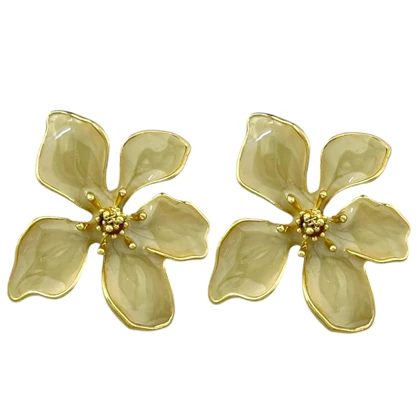 گوشواره زنانه مدل پتالیا طرح گل مینیمال با میناکاری صدفی و فریم طلایی