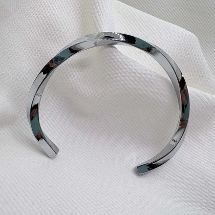 بنگل استیل مردانه مدل «پیچش» (Silver Twist) | مینیمال و رنگ ثابت