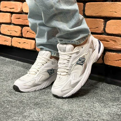 کتانی اسپرت مردانه و زنانه مدل نیوبالانس725 NEW BALANCE رنگ سفید نقره ایی