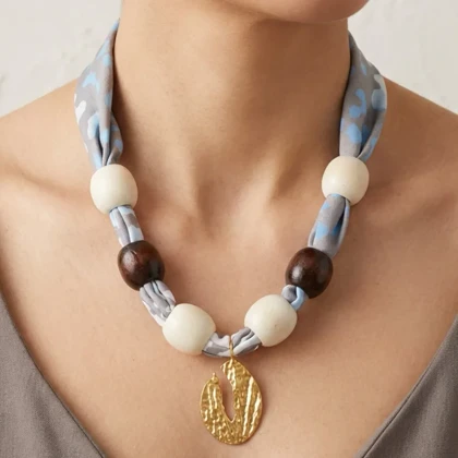 گردنبند زنانه مدل لئوآزور گلد طرح پلنگی لوکس با مهره‌های چوبی و آویز طلایی چکشی