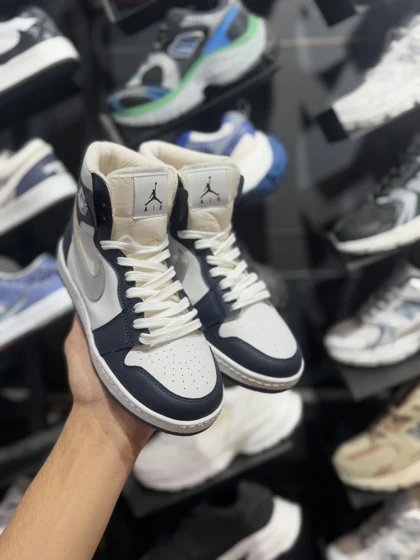 جردن وان ساق‌دار سرمه ای نقره ای