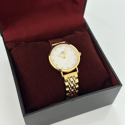 ساعت زنانه دنیل ولینگتون گرد طلایی صفحه سفید نگینی کد 914