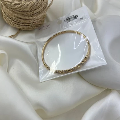 دستبند زنانه بنگل مدل آوا طرح پیچ نگین‌دار ژوپینگ