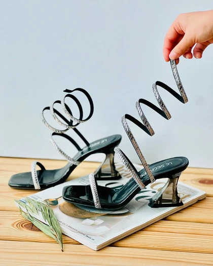 کفش عروسکی