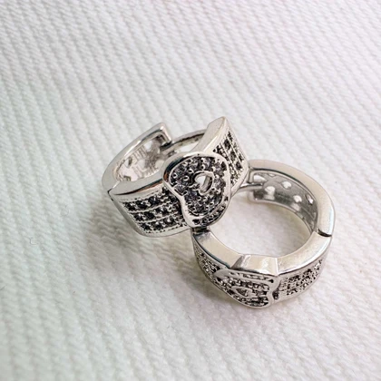 گوشواره برند شین مدل «قلب کریستالی» | آبکاری رادیوم با جلای طلا سفید