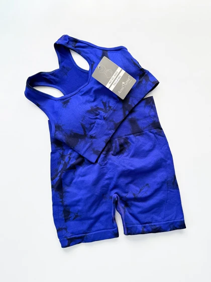 ست ورزشی نیم‌تنه کاپ‌دار و شورتک پشت چروک سیملس