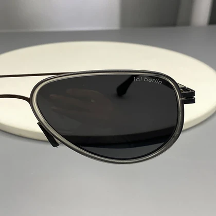 عینک آفتابی آیس‌برلین با فریم تیتانیوم و لنز پلی‌کربنات پلاریزه UV400 انعطاف‌پذیر و نشکن