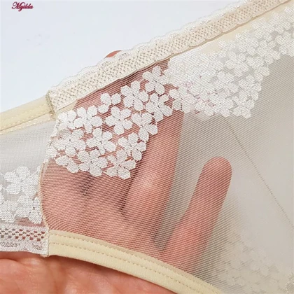 ست شورت و سوتین زنانه شکوفه بهاری فنردار برتا کرم کد 5121-6050-CC