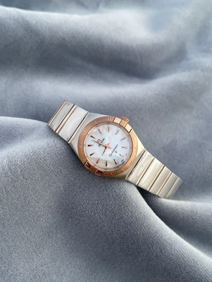ساعت امگا کانسلیشن زنانه دورنگ رزگلد ایندکس خط Omega Constellation silver Rose gold