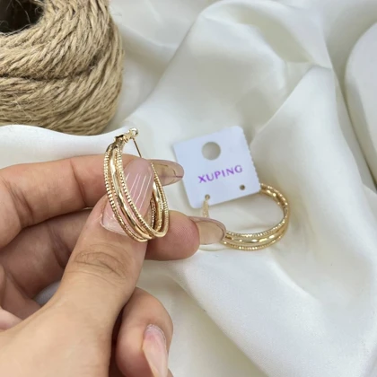 گوشواره زنانه حلقه‌ای مدل تابان طرح سه ردیفه تراش دار ژوپینگ