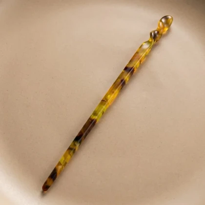 کانزاشی مو زنانه رزینی مرمری کهربایی با سر پیچ‌خورده تزئینی مدل آمبرا