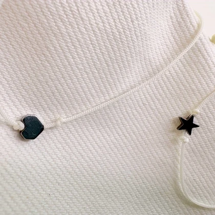 دستبند نخی طرح «تک‌ستاره» و «قلب» | پلاک استیل سیلور با بند سفید/شیری