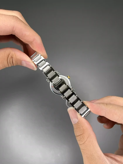 ساعت مچی ورساچه دورحکاکی بند سیلور صفحه مشکی Versace