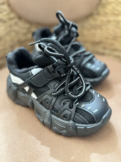 کفش کتانی بندی بچگانه