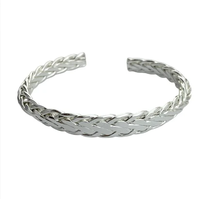 دستبند بنگل زنانه مدل بری‌لون طرح بافت ماه‌گون نقره‌ای