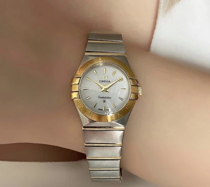 ساعت امگا کانسلیشن زنانه دورنگ طلایی ایندکس خط Omega Constellation silver gold