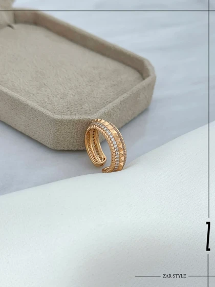 انگشتر هرمی نگین‌دار