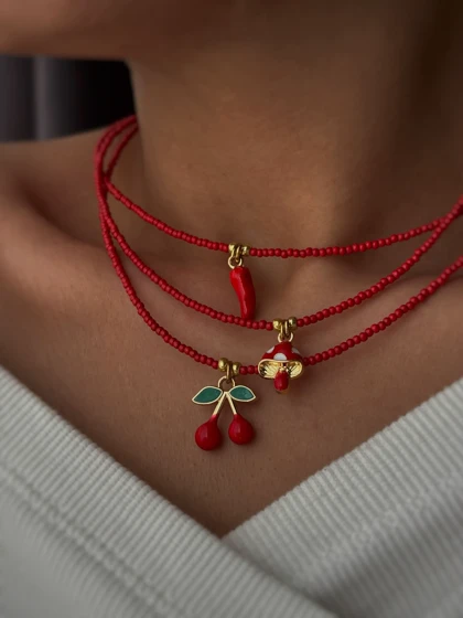 گردنبندهای قرمز