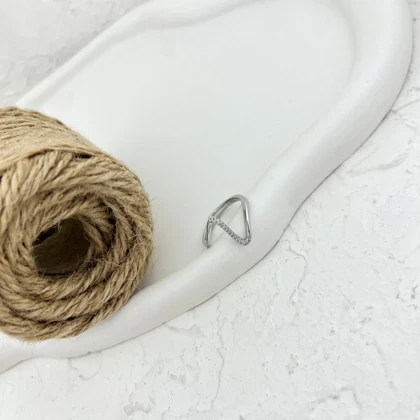 انگشتر زنانه مدل پیچش نور طرح طلا با نگین ظریف