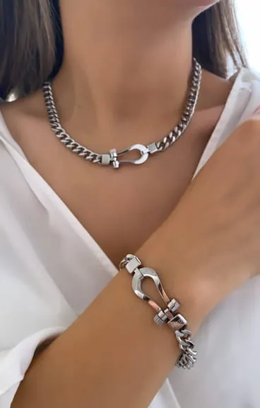 گردنبند و دستبند فرد