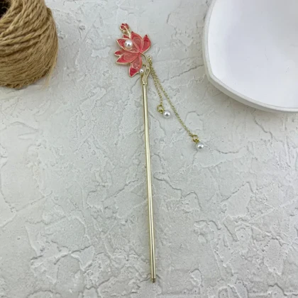 کانزاشی مو زنانه فلزی مدل فلورین طرح گل لوتوس صورتی با آویز مروارید