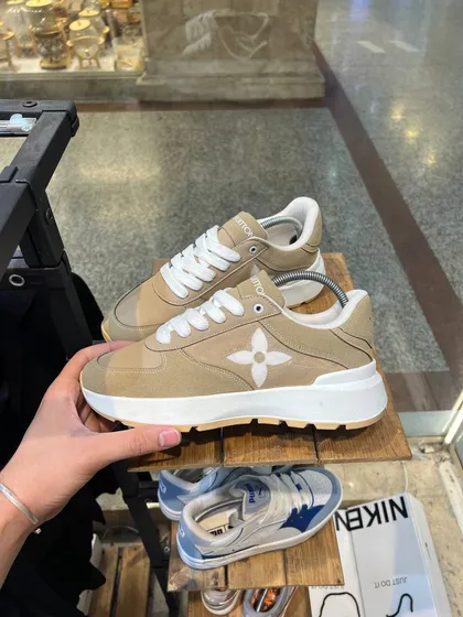 کتانی louis vuitton رنگ کرم