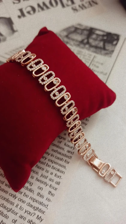 دستبند زنجیری ژوپینگ طرح مسیکا فول نگین مخراج کاری شده رنگ طلایی در اندازه 17/5 تا 19/5 در 10میل