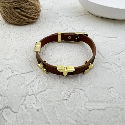 دستبند زنانه چرمی با طرح گل‌های طلایی