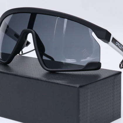 عینک از برند OAKLEY کد 181422