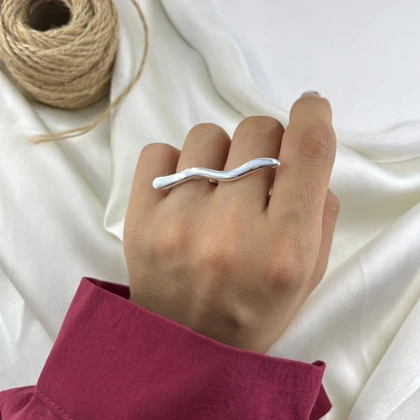 انگشتر زنانه مدل روان طرح موج، رنگ ثابت و ضد حساسیت