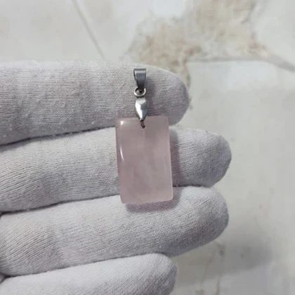 گردنبند سنگ رزکوارتز اصل کد 10 (همراه با زنجیر استیل و بند چرمی)