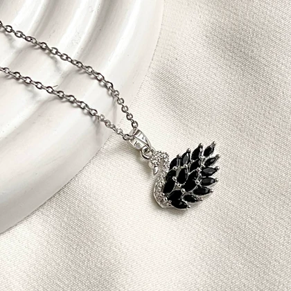 گردنبند نگین‌دار قو